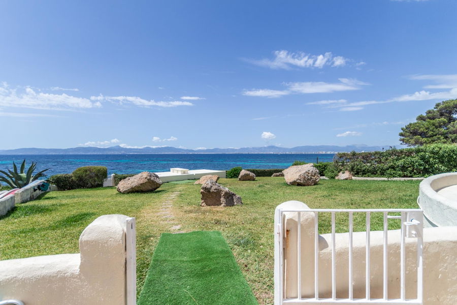 First Seeline apartment with sea views and a communal pool in Cala Blava for sale