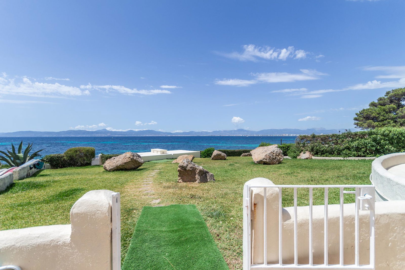 First Seeline apartment with sea views and a communal pool in Cala Blava for sale