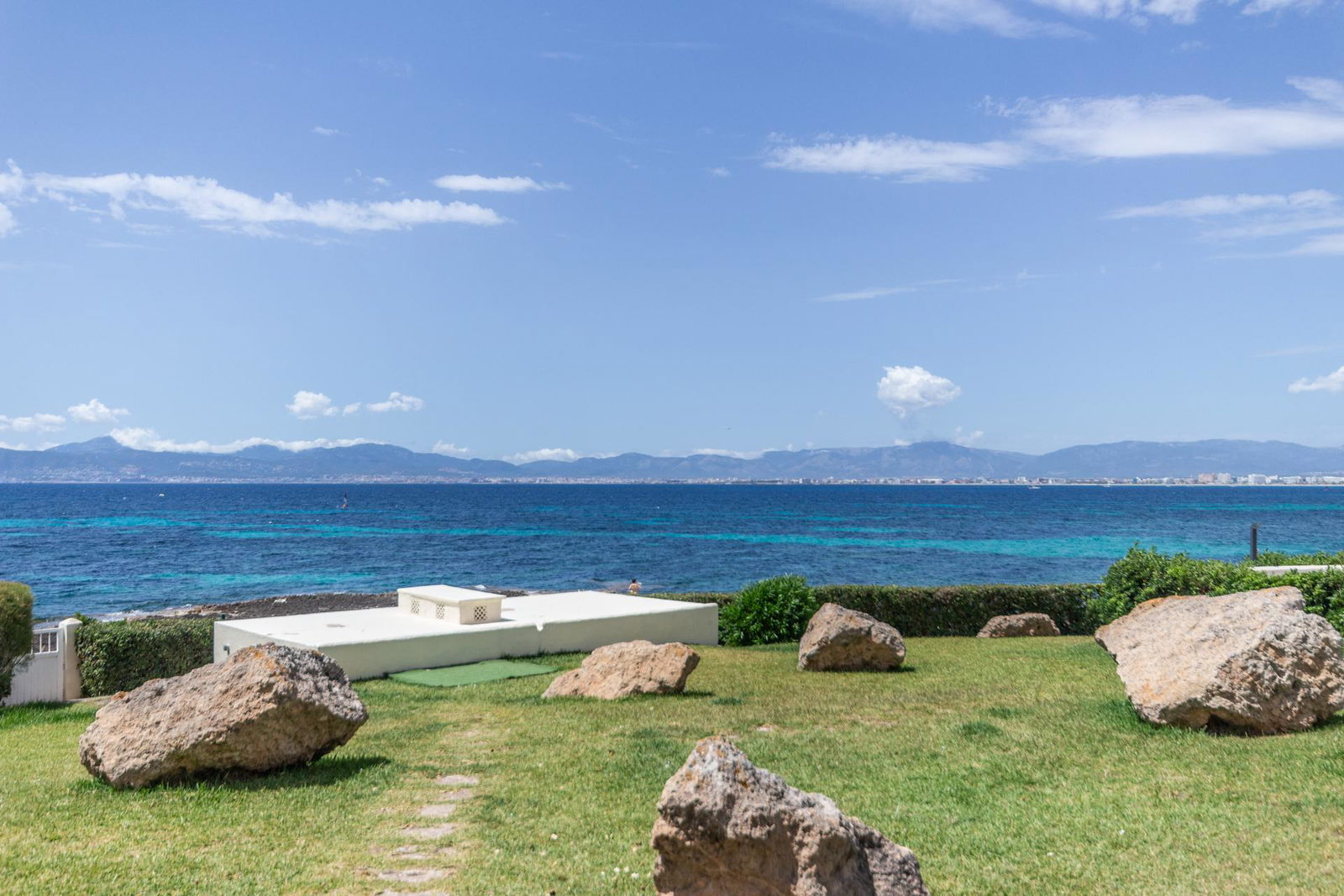 First Seeline apartment with sea views and a communal pool in Cala Blava for sale
