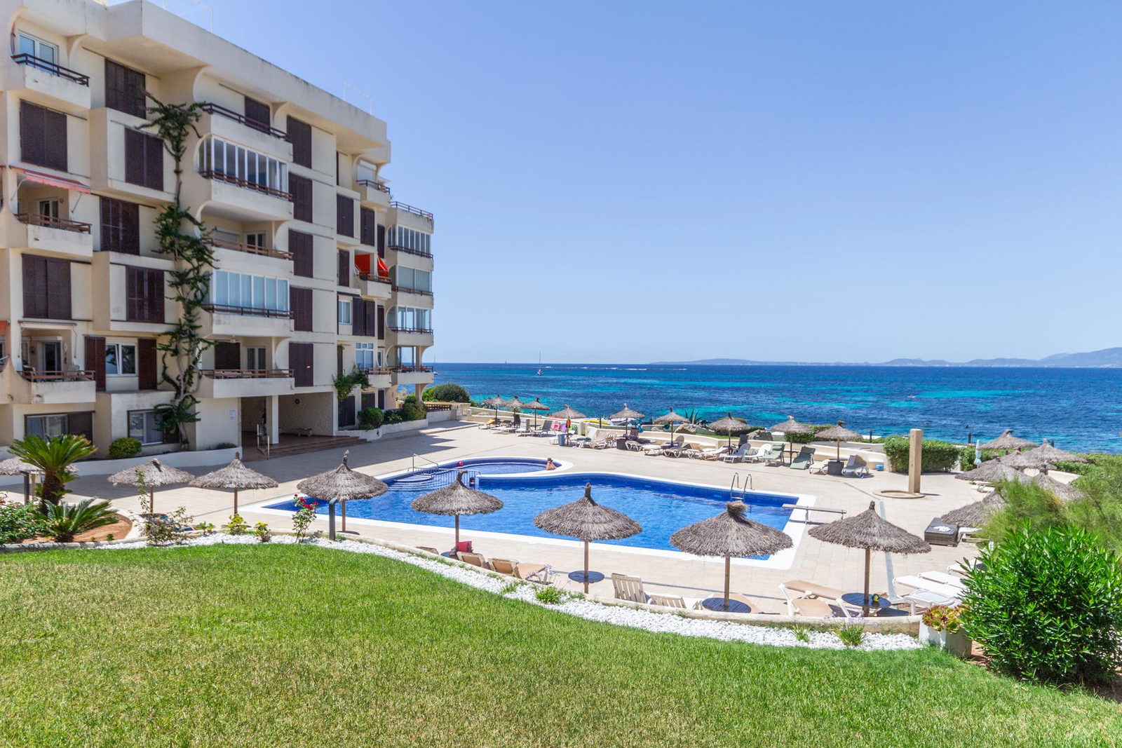First Seeline apartment with sea views and a communal pool in Cala Blava for sale
