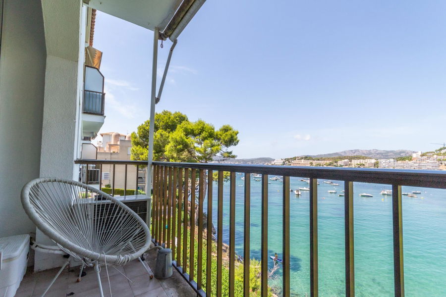 Cozy apartment in a prime location with sea views in Santa Ponsa for sale