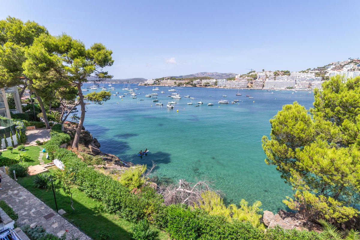 Cozy apartment in a prime location with sea views in Santa Ponsa for sale