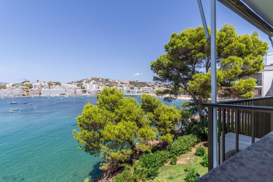 Cozy apartment in a prime location with sea views in Santa Ponsa for sale