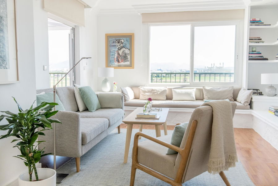 Helles Penthouse mit grosser Terrasse und schöner Aussicht in Molinar in Meeresnähe