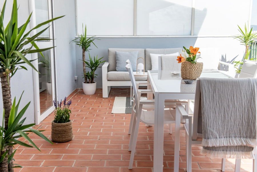 Helles Penthouse mit grosser Terrasse und schöner Aussicht in Molinar in Meeresnähe