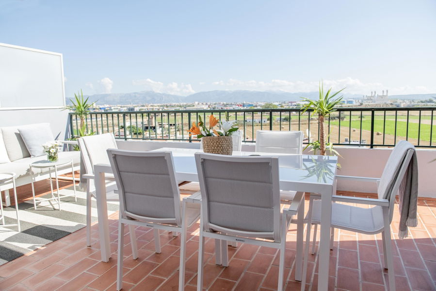 Helles Penthouse mit grosser Terrasse und schöner Aussicht in Molinar in Meeresnähe