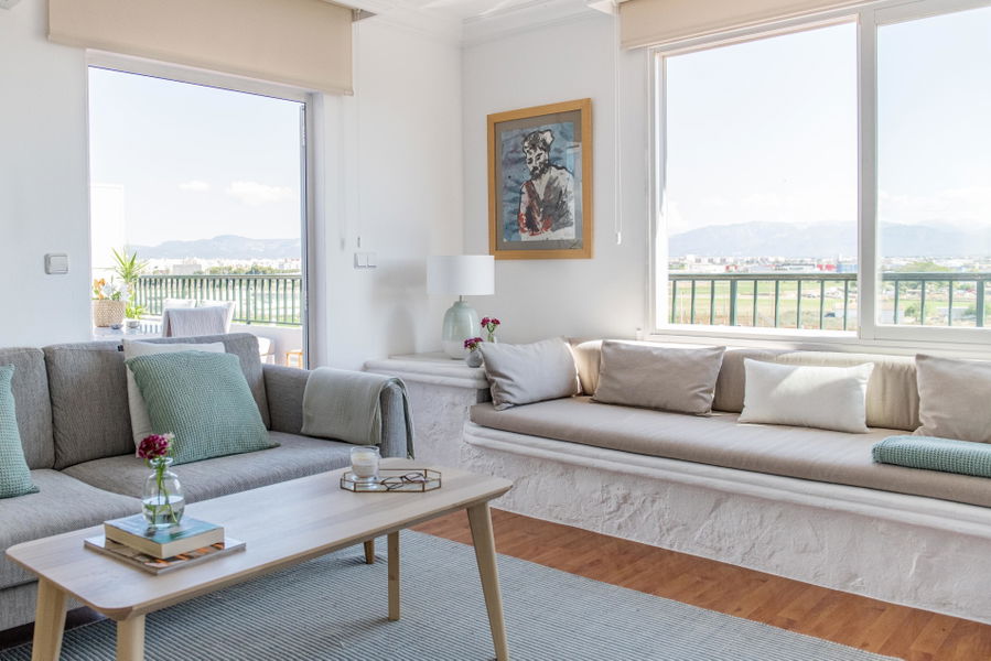 Helles Penthouse mit grosser Terrasse und schöner Aussicht in Molinar in Meeresnähe