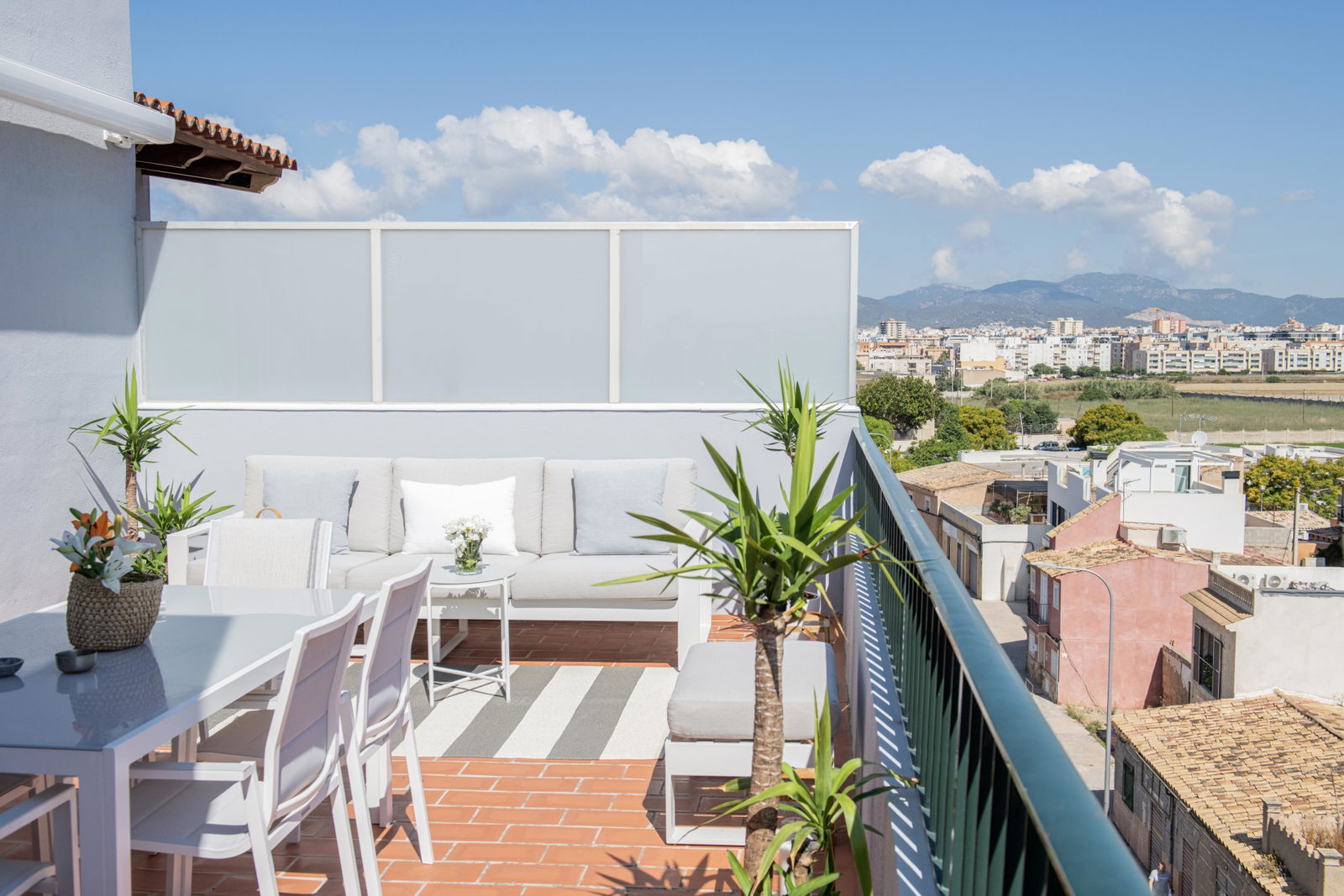 Helles Penthouse mit grosser Terrasse und schöner Aussicht in Molinar in Meeresnähe