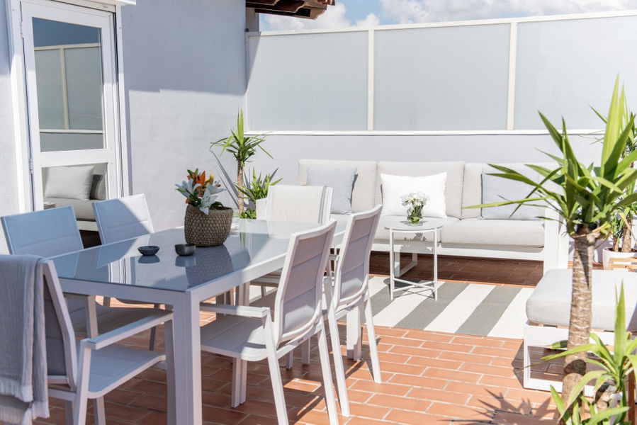 Helles Penthouse mit grosser Terrasse und schöner Aussicht in Molinar in Meeresnähe