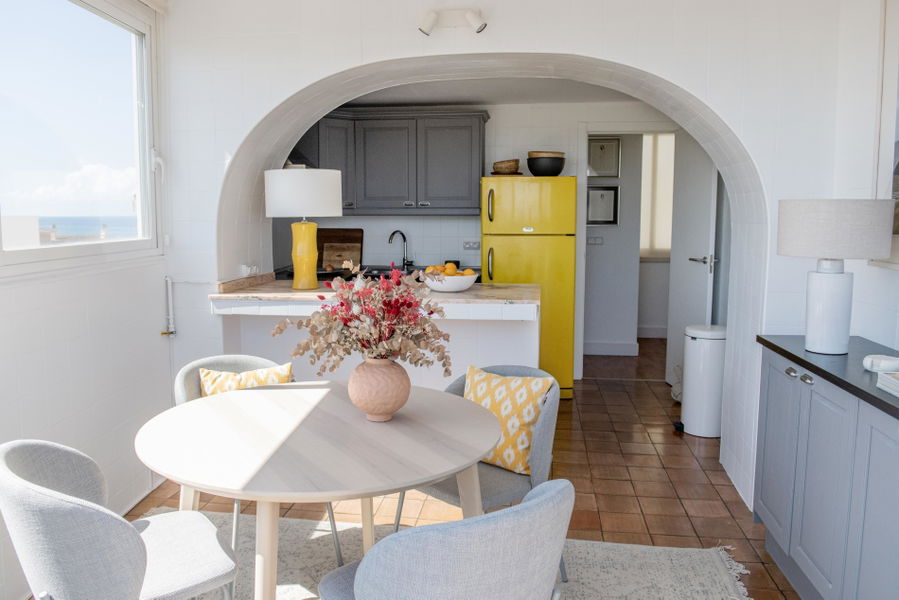 Helles Penthouse mit grosser Terrasse und schöner Aussicht in Molinar in Meeresnähe