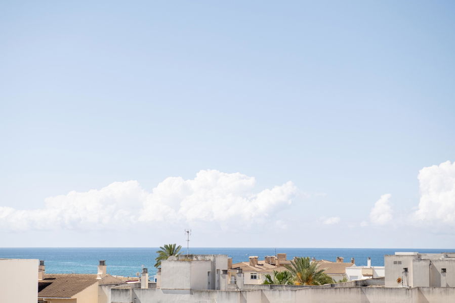 Helles Penthouse mit grosser Terrasse und schöner Aussicht in Molinar in Meeresnähe