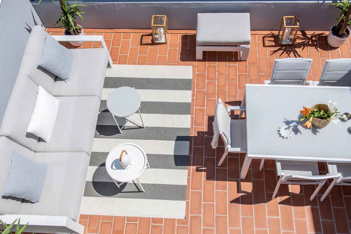 Helles Penthouse mit grosser Terrasse und schöner Aussicht in Molinar in Meeresnähe