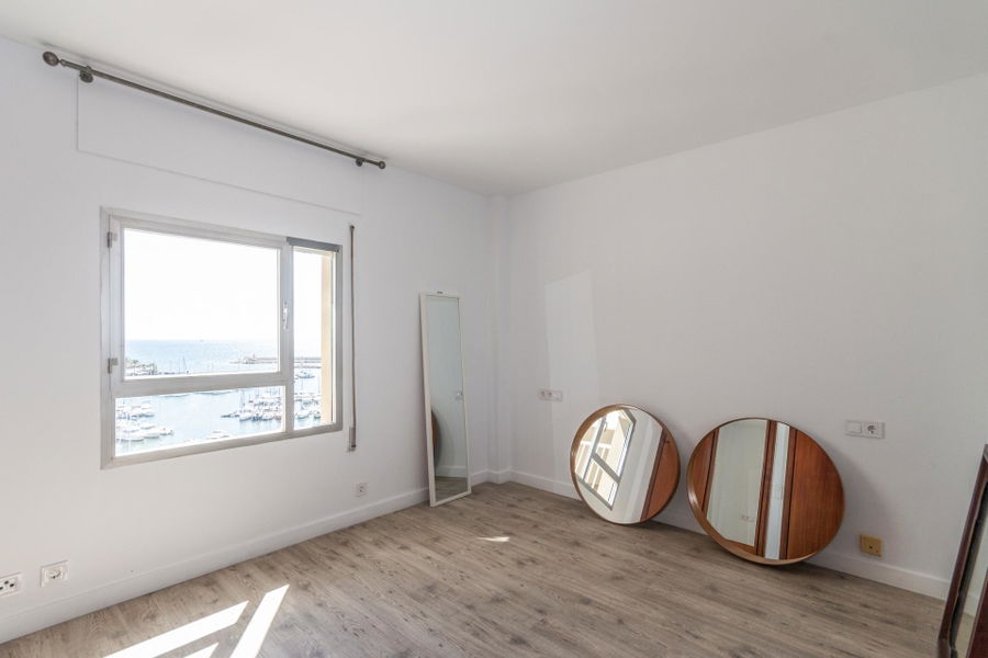 Stor lägenhet precis vid havet med utsikt över hamnen i Portixol