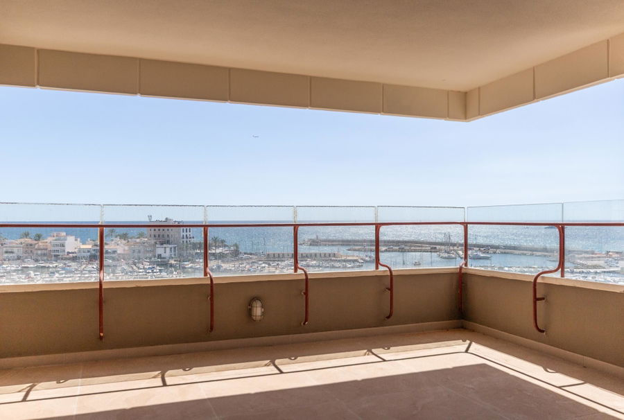 Stor lägenhet precis vid havet med utsikt över hamnen i Portixol