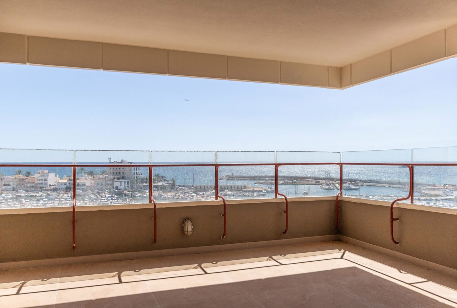 Stor lägenhet precis vid havet med utsikt över hamnen i Portixol