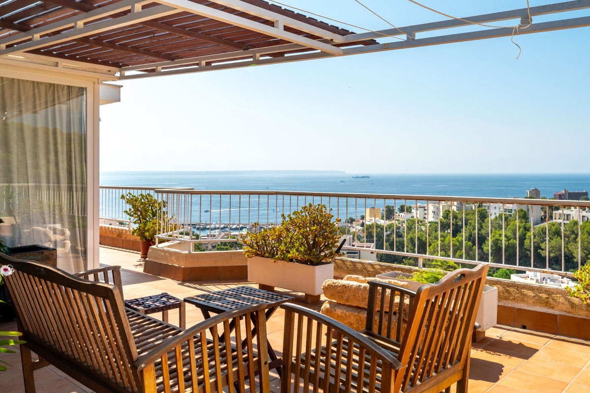 Penthouse for sale in Cala Nova, Palma with panoramic sea views and large terrace