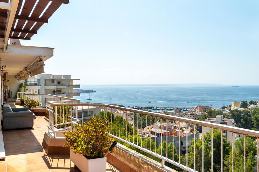 Ático en venta en Cala Nova, Palma con vistas panorámicas al mar y amplia terraza