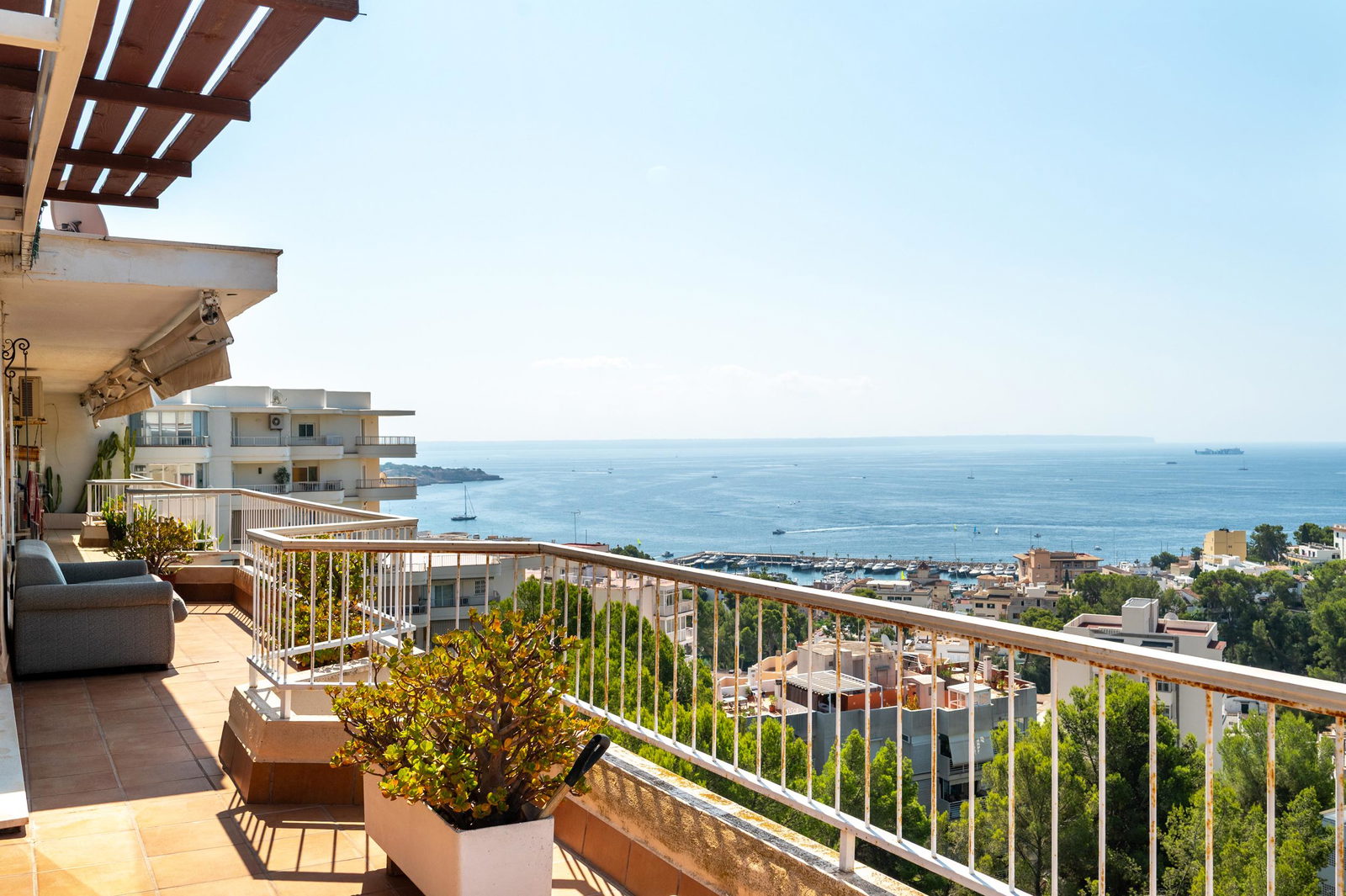 Ático en venta en Cala Nova, Palma con vistas panorámicas al mar y amplia terraza