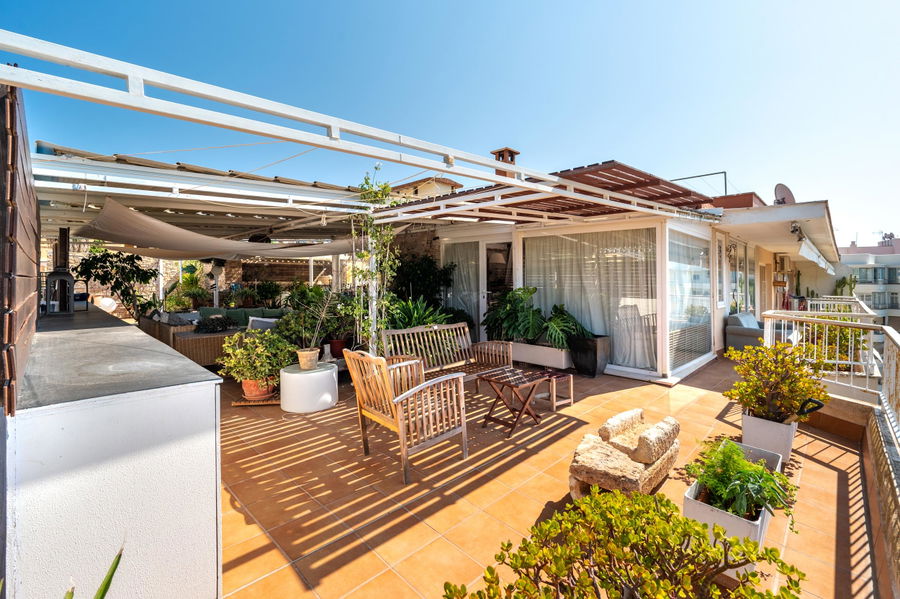 Ático en venta en Cala Nova, Palma con vistas panorámicas al mar y amplia terraza