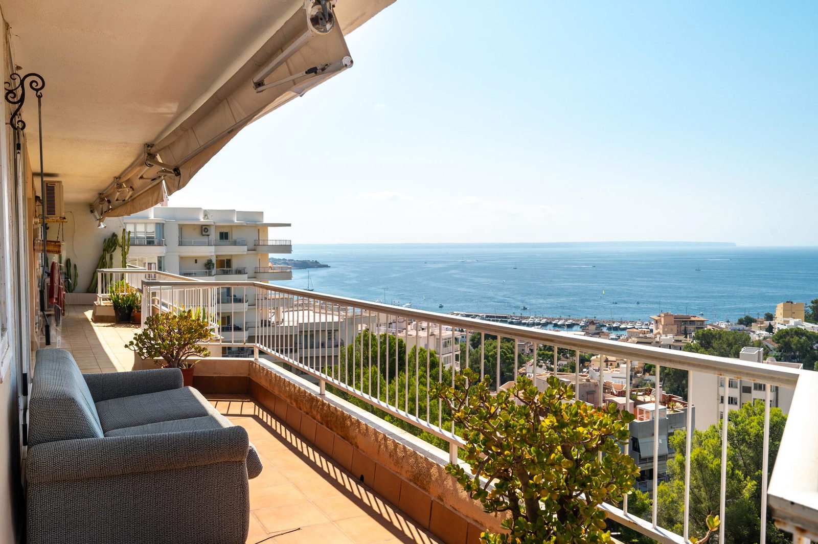 Ático en venta en Cala Nova, Palma con vistas panorámicas al mar y amplia terraza