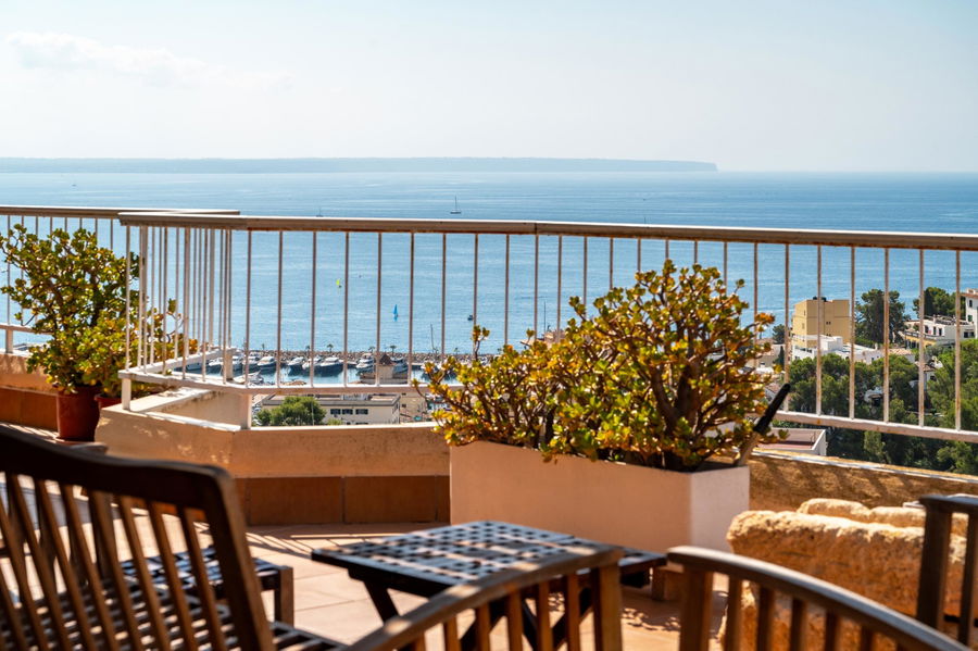 Ático en venta en Cala Nova, Palma con vistas panorámicas al mar y amplia terraza