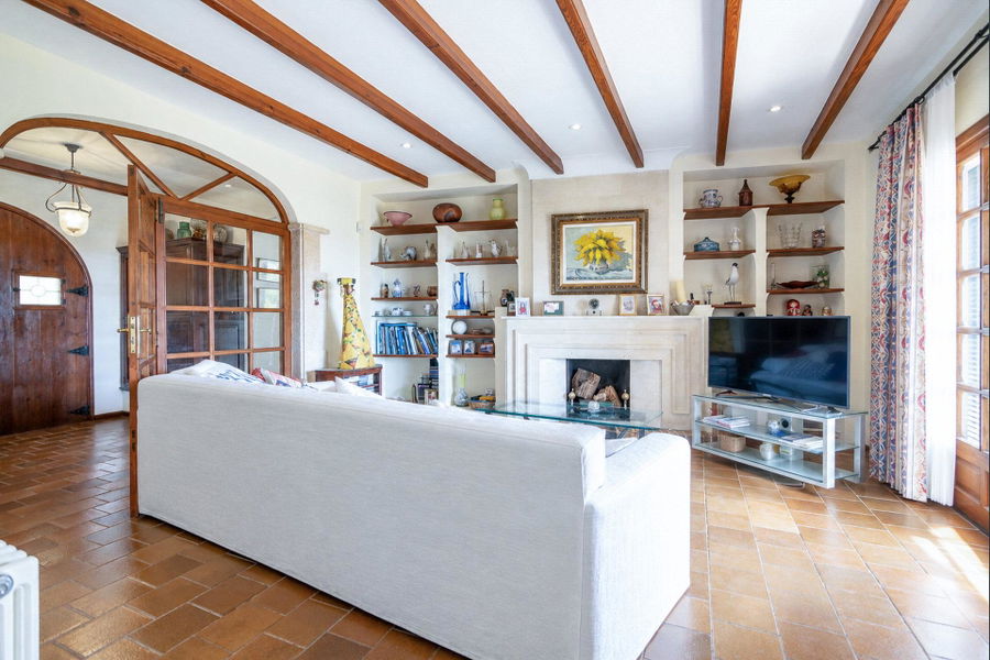 Traditional Mallorcan Country House with Sea Views for Sale in Establiments, Palma