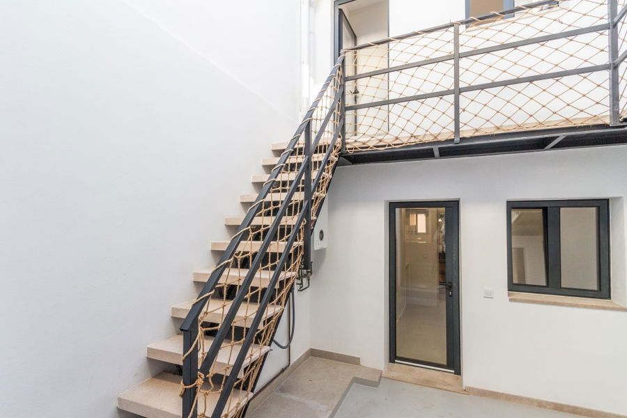 Nyrenoverat radhus med uteplats och terrass i Portixol till salu